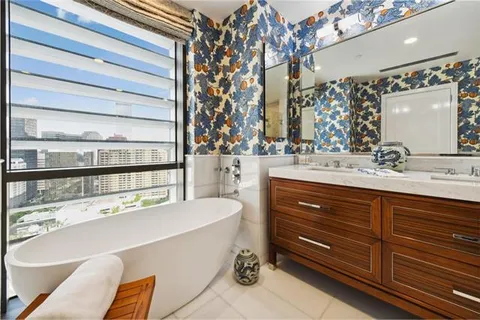 $1,295,000 | 2 Canal Street, Unit 1901, New Orleans, LA 70130