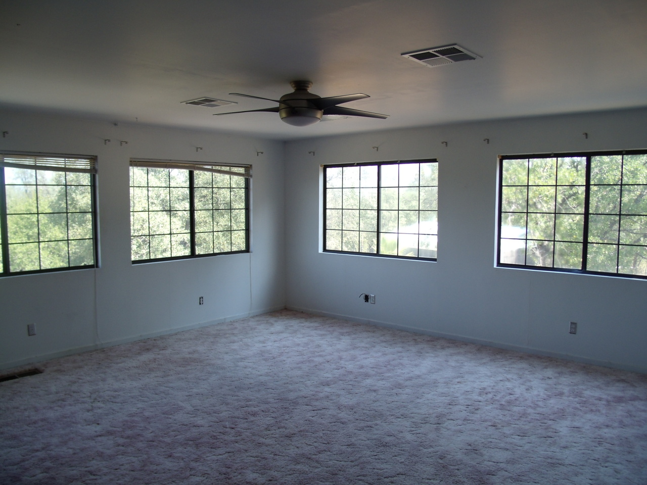 10407 Ryan Hill Road Redding, CA 96003 - Photo 14 of 25 Master Bedroom