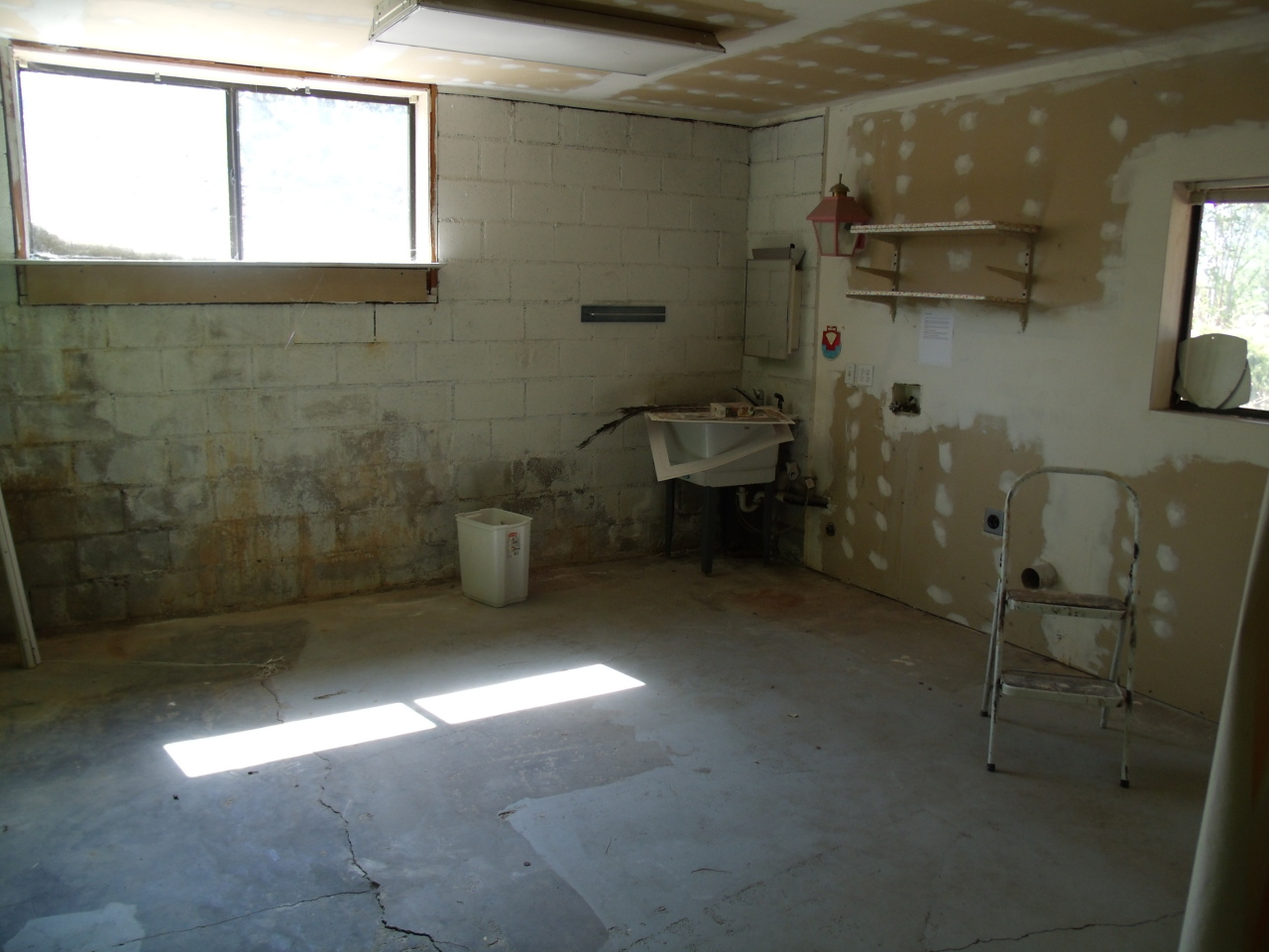 10407 Ryan Hill Road Redding, CA 96003 - Photo 20 of 25 Laundry-Utility Room