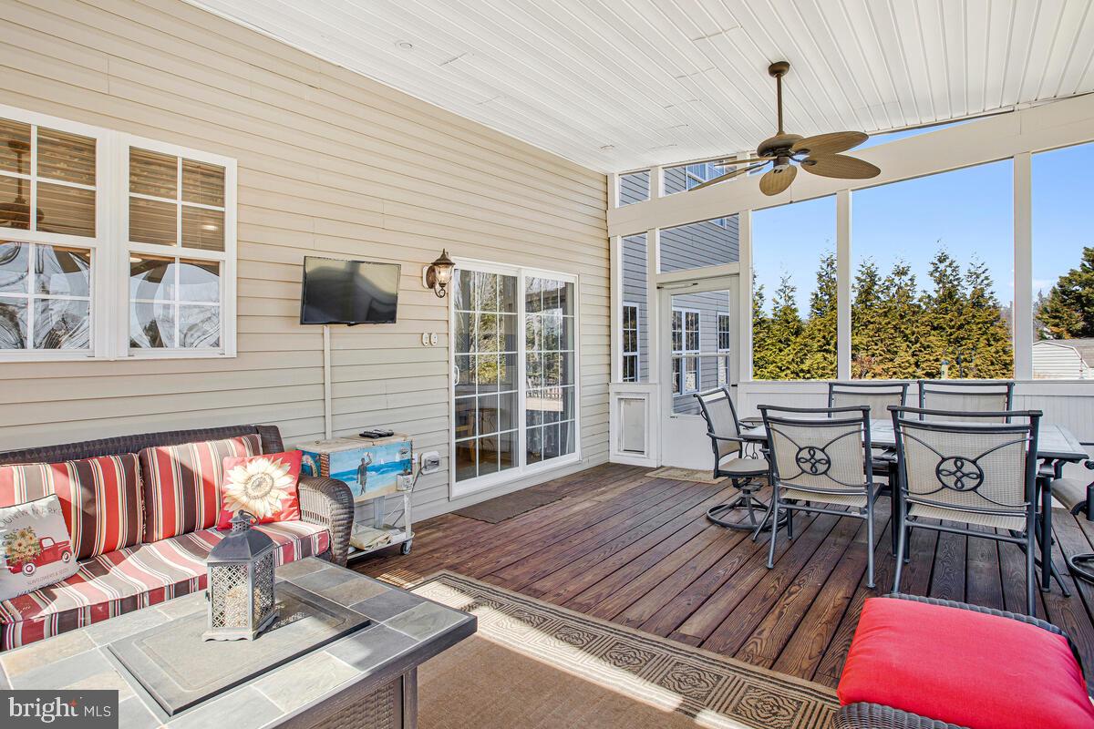 11617 Philadelphia Road White Marsh, MD 21162 - Photo 23 of 63 Screened in deck