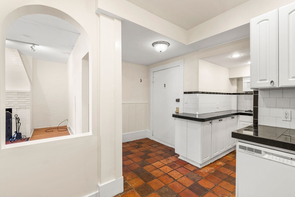 112 Pinckney Street, Unit 4 Boston, MA 02114 - Photo 13 of 27