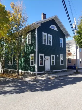 $2,400 | 32 Farewell Street, Unit 4, Newport, RI 02840