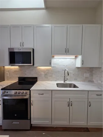 $2,400 | 32 Farewell Street, Unit 4, Newport, RI 02840