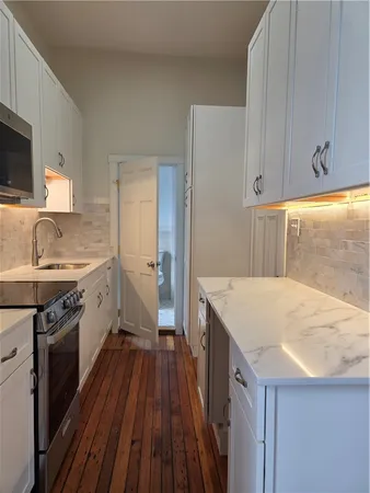 $2,400 | 32 Farewell Street, Unit 4, Newport, RI 02840