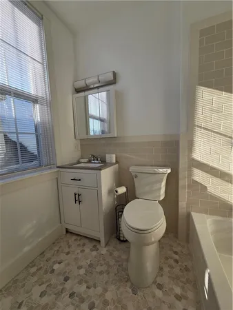 $2,400 | 32 Farewell Street, Unit 4, Newport, RI 02840