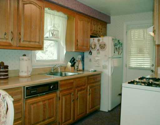 13 Tanager Drive McKees Rocks, PA 15136 - Photo 4 of 7 Kitchen.