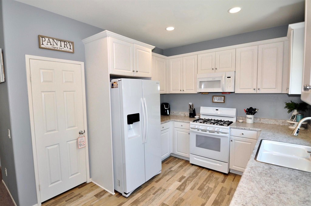 271 Dun Blazer Way Fallbrook, CA 92028 - Photo 13 of 34