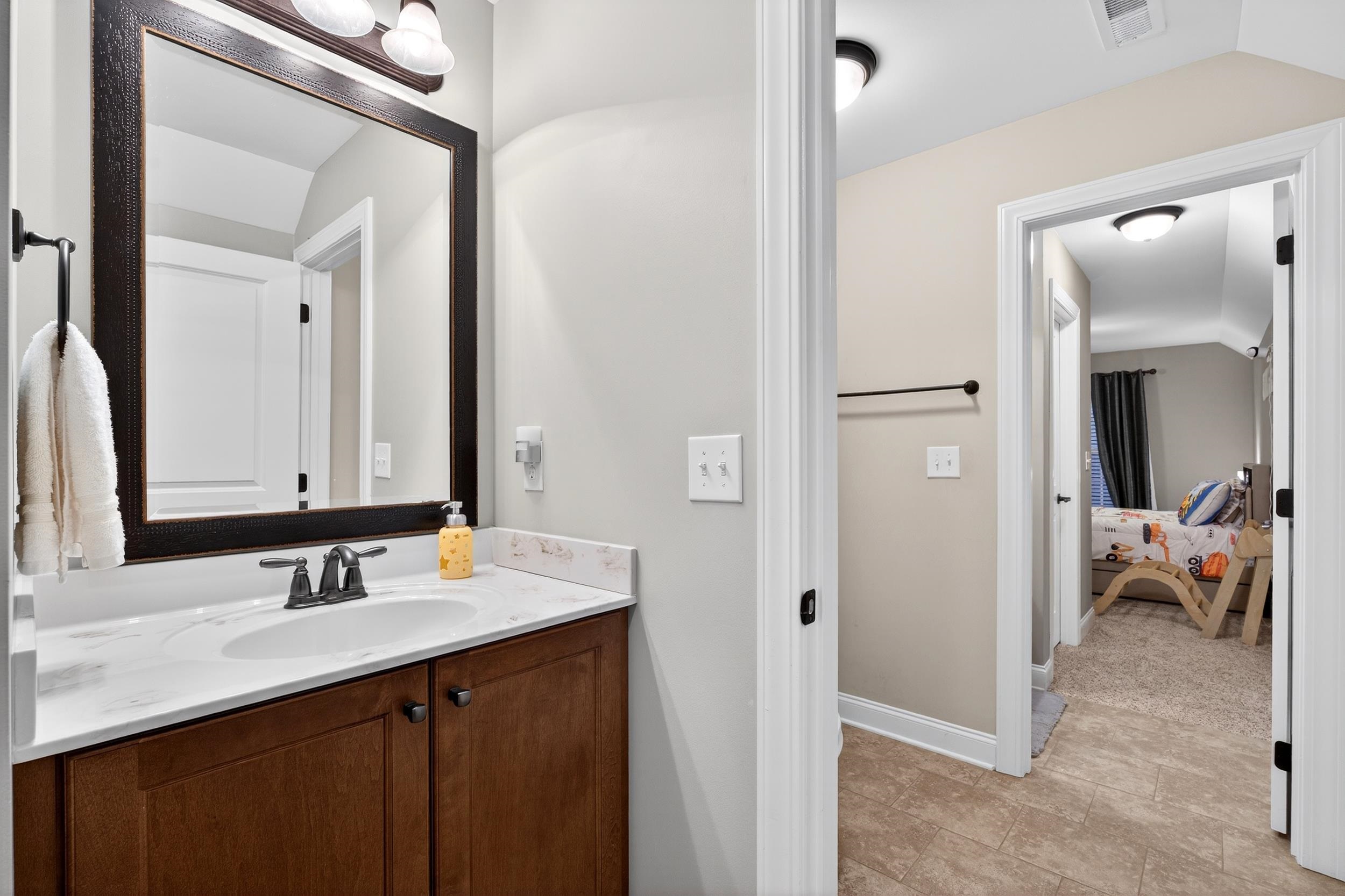 6 Setting Sun Lane Travelers Rest, SC 29690 - Photo 20 of 40 Jack & Jill Bathroom upstairs