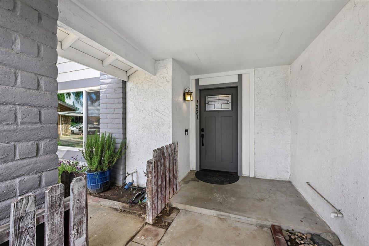 1221 Rudger Way Sacramento, CA 95833 - Photo 4 of 54