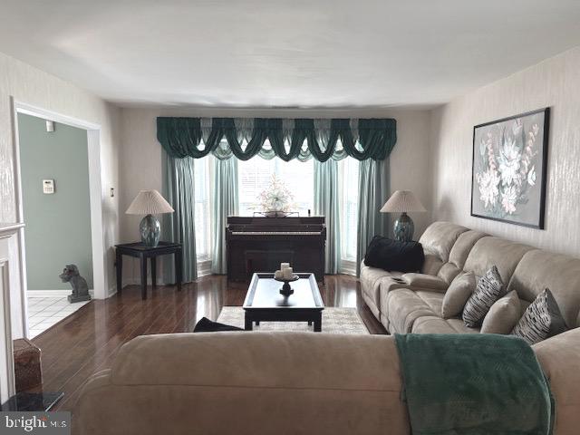 28 Trapper Road Sewell, NJ 08080 - Photo 11 of 59 Spacious and sunny living room