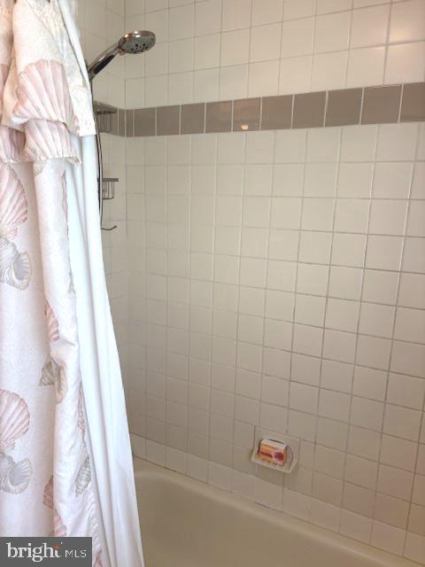28 Trapper Road Sewell, NJ 08080 - Photo 48 of 59 2nd floor hallway bathroom tub/shower