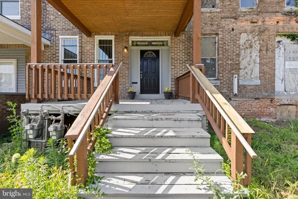 a view of entryway with a front door