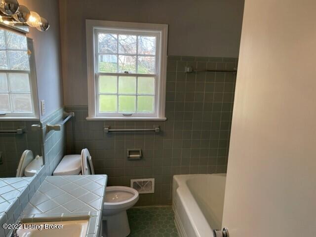 711 Waterford Road Louisville, KY 40207 - Photo 14 of 18 Bathroom