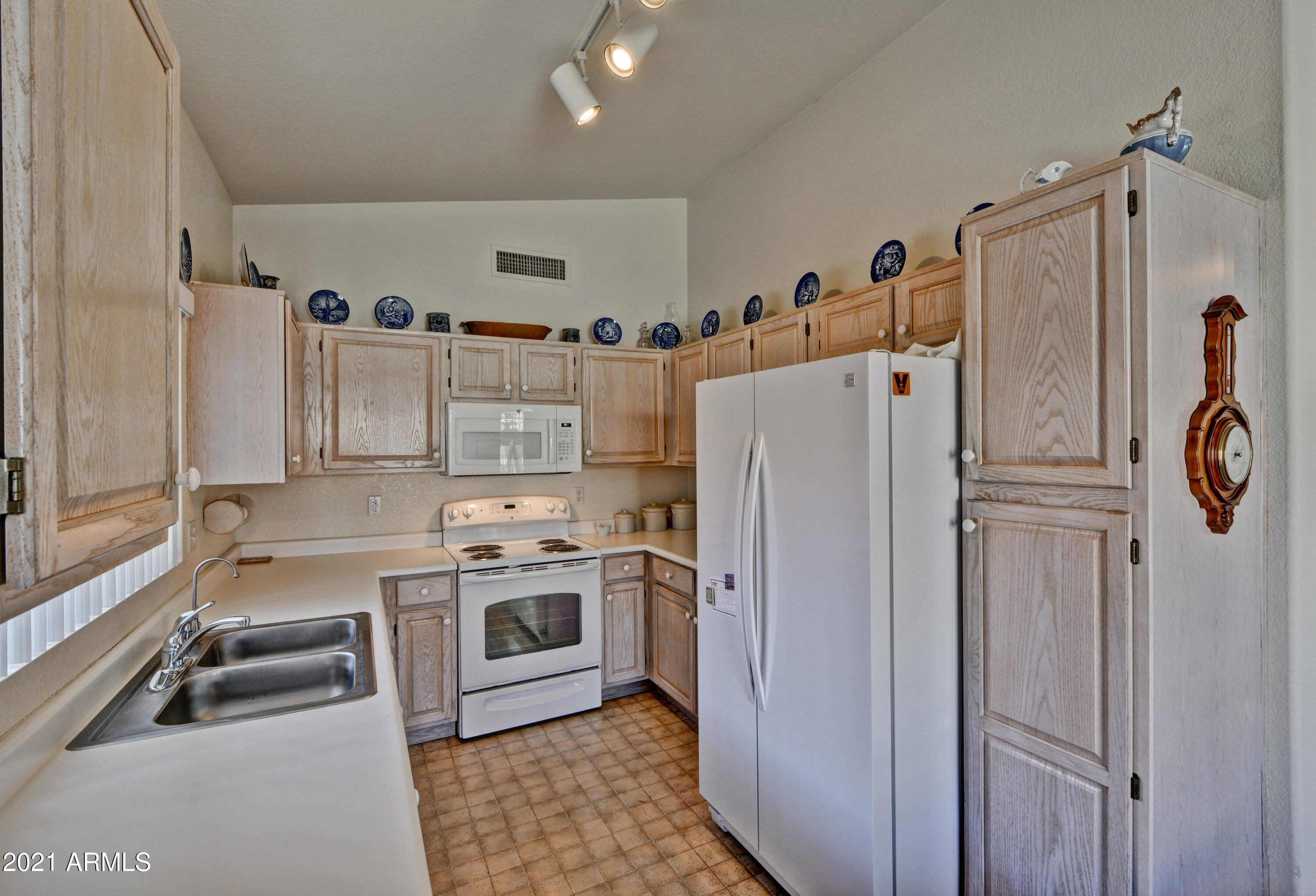 14300 West Bell Road, Unit 461 Surprise, AZ 85374 - Photo 4 of 22 4Kitchen2
