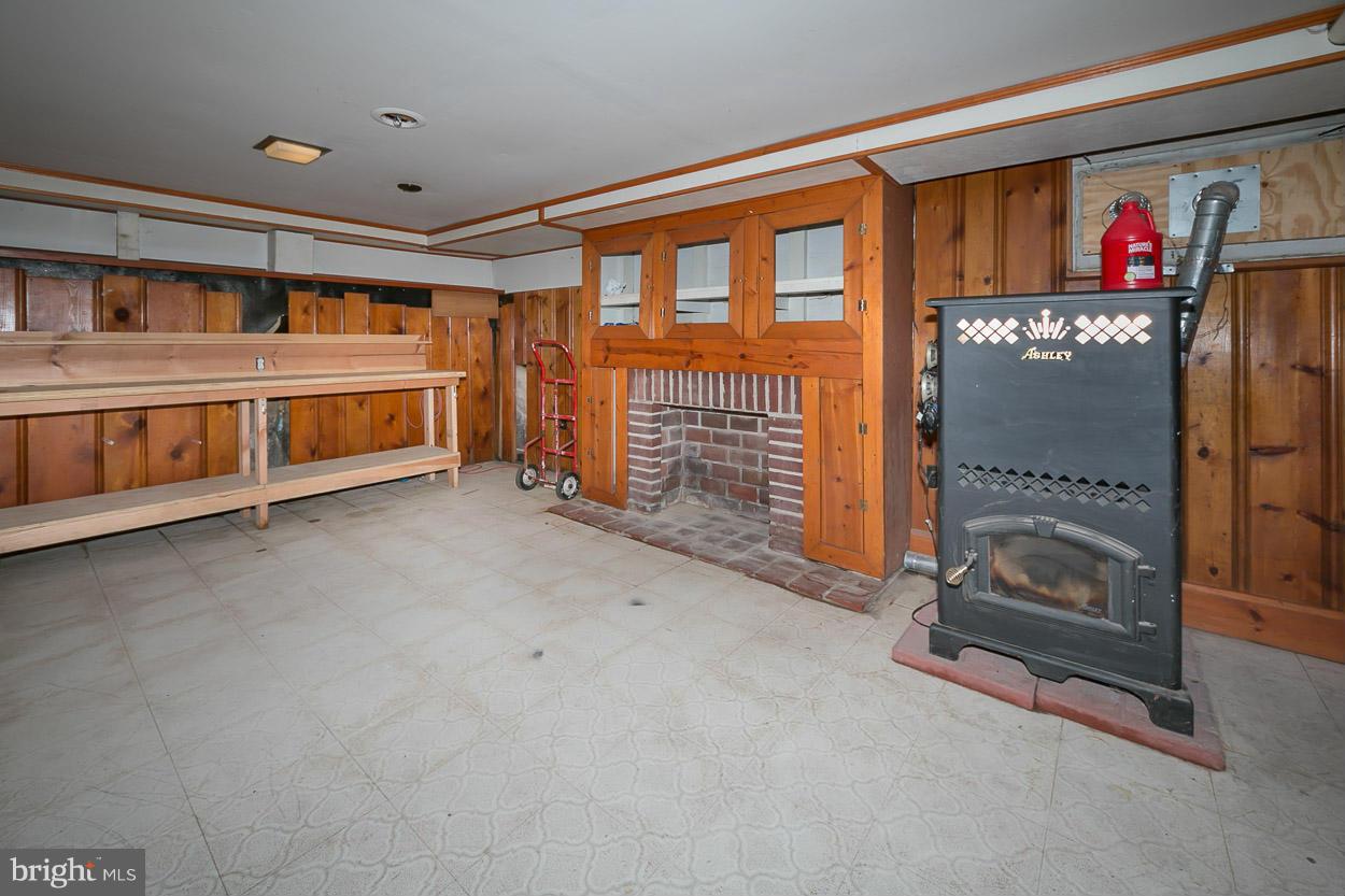 651 Plymouth Road Baltimore, MD 21229 - Photo 22 of 30 Family Room