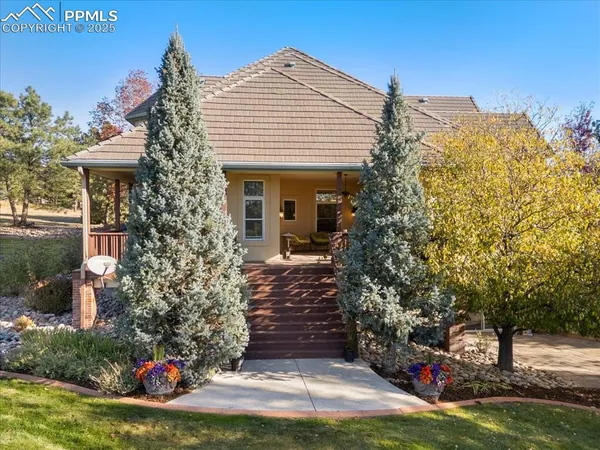 a view of house with garden