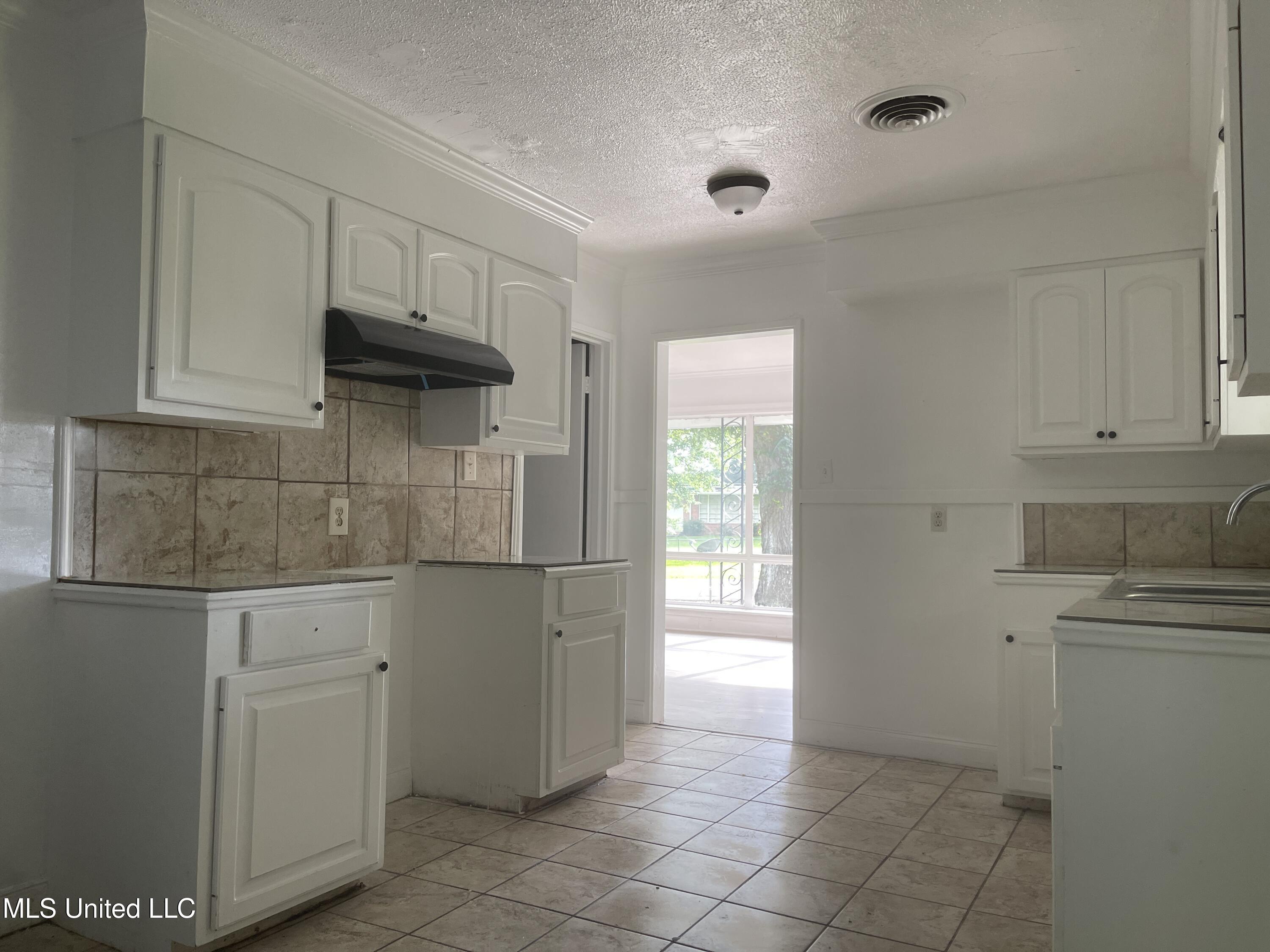 2938 Oak Forest Drive Jackson, MS 39212 - Photo 7 of 25 IMG_6412