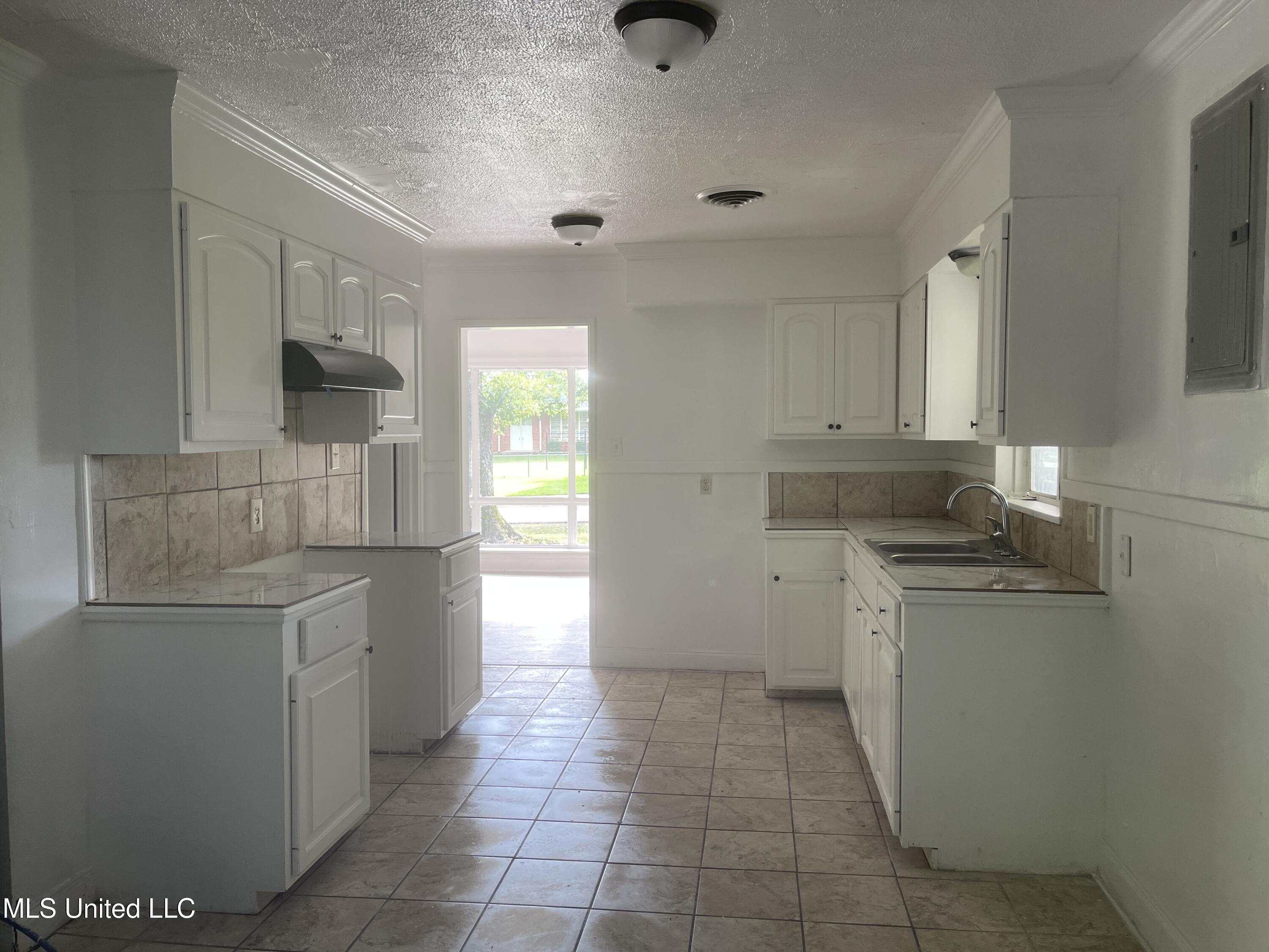 2938 Oak Forest Drive Jackson, MS 39212 - Photo 8 of 25 IMG_6413