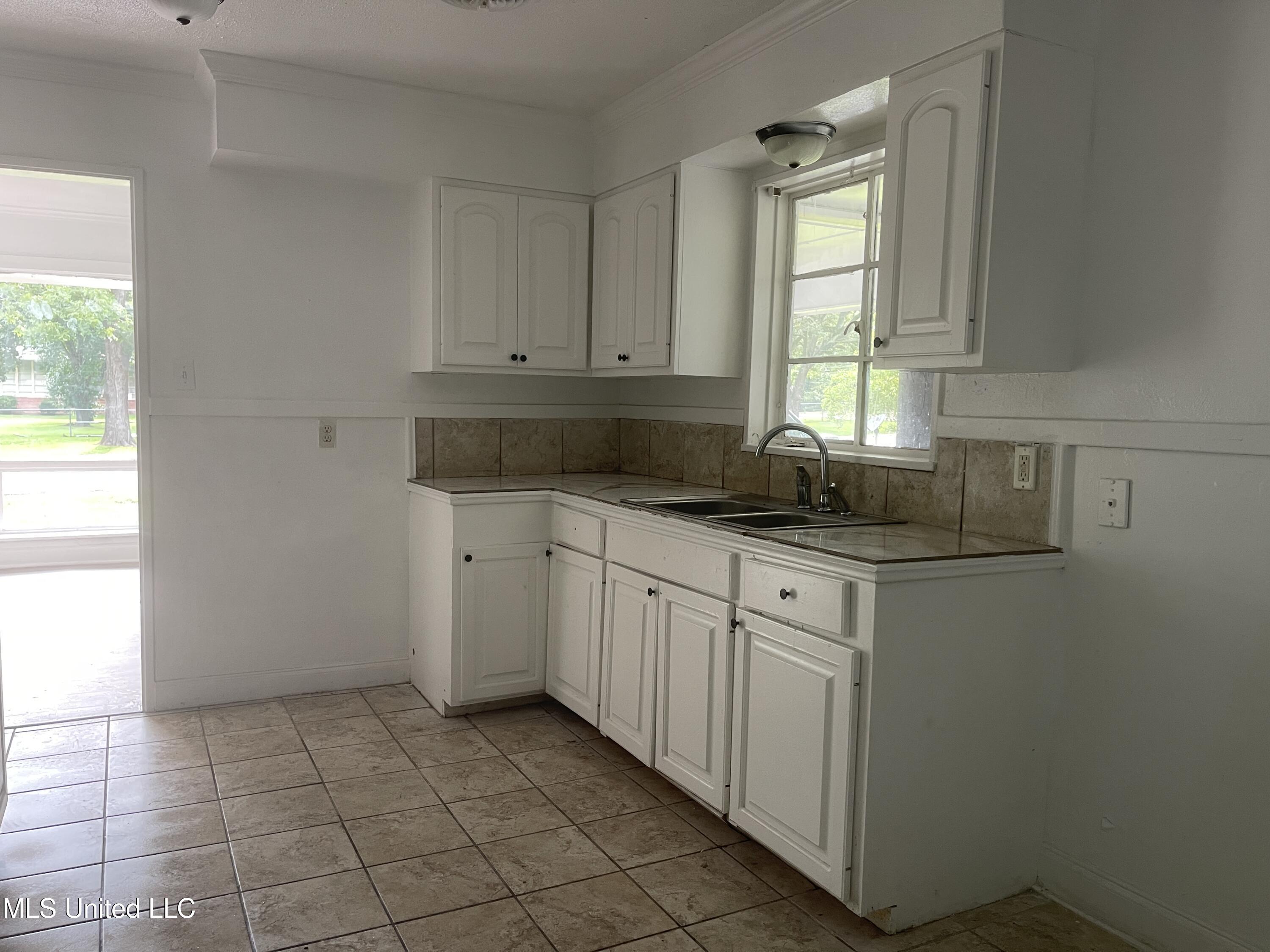 2938 Oak Forest Drive Jackson, MS 39212 - Photo 9 of 25 IMG_6393