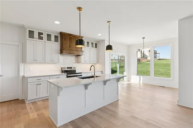 $640,000 | 1916 Longview Drive, Liberty, MO 64068