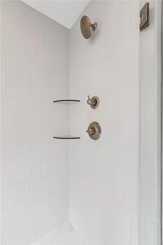 $640,000 | 1916 Longview Drive, Liberty, MO 64068