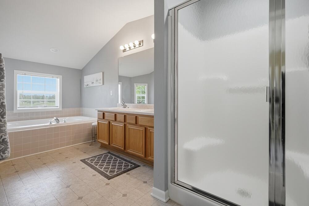 N16W26512 Golf View Lane, Unit E Pewaukee, WI 53072 - Photo 17 of 36 Primary Bathroom