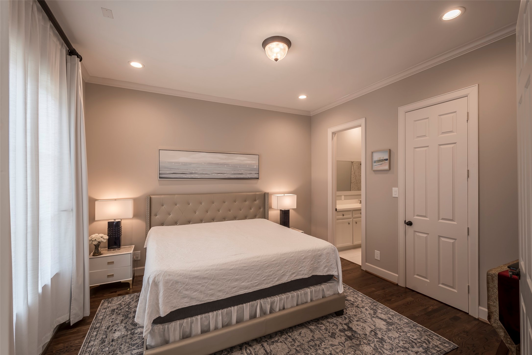 6334 Mystic Bridge Drive Houston, TX 77021 - Photo 4 of 47 a bedroom with a bed and a closet