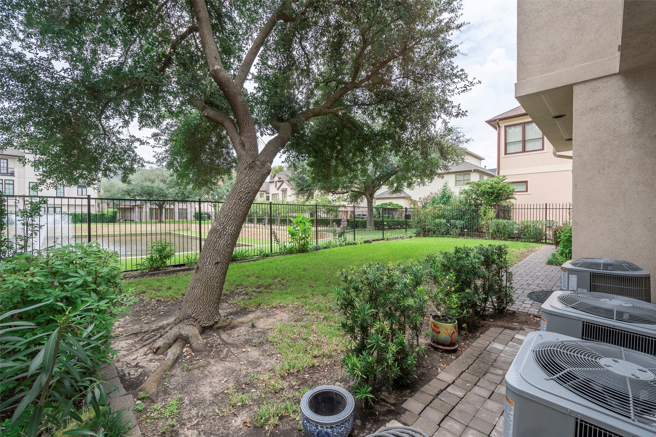 6334 Mystic Bridge Drive Houston, TX 77021 - Photo 43 of 47 a view of a garden with plants and large trees