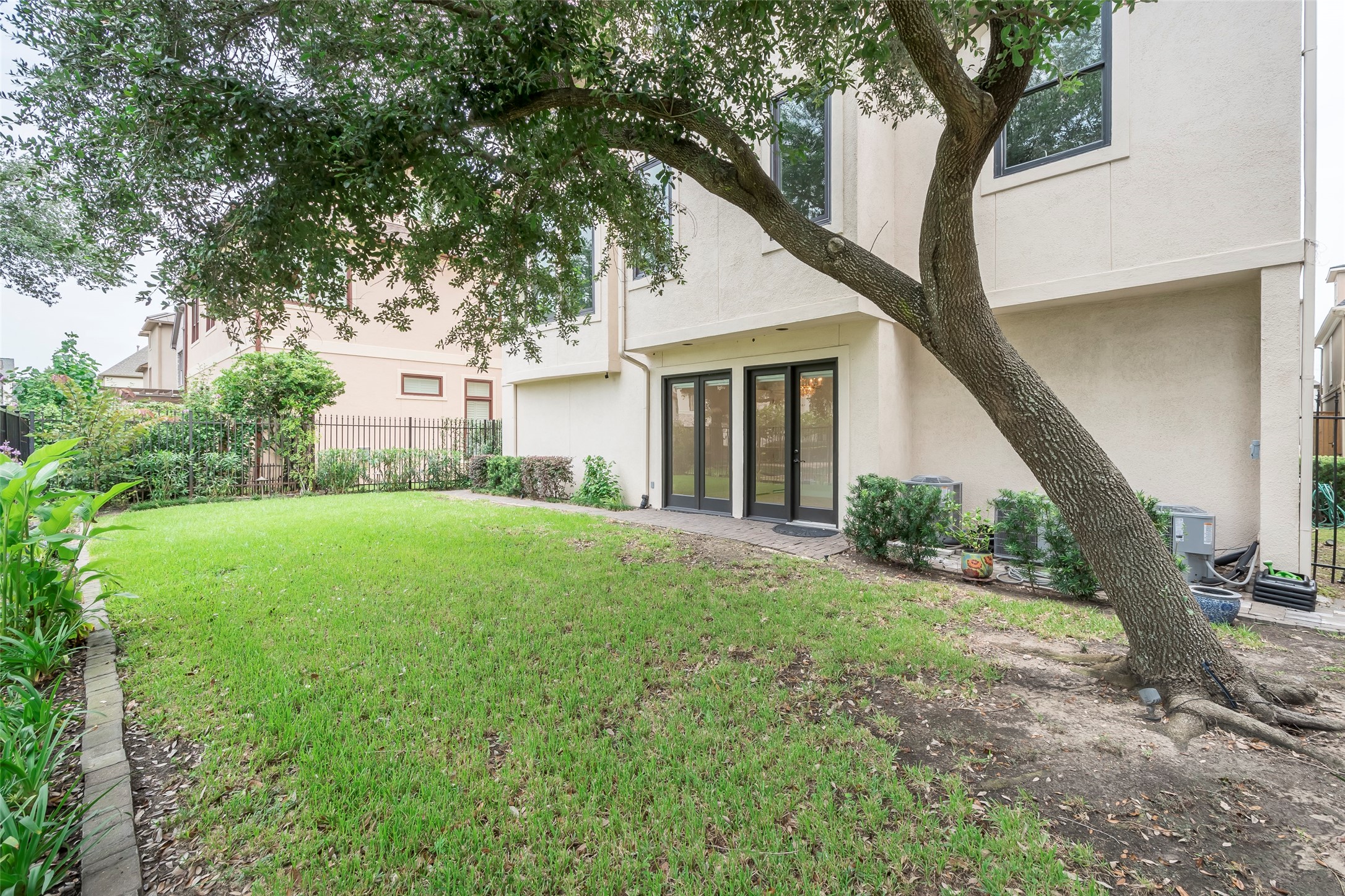 6334 Mystic Bridge Drive Houston, TX 77021 - Photo 44 of 47 a view of a house with backyard and garden