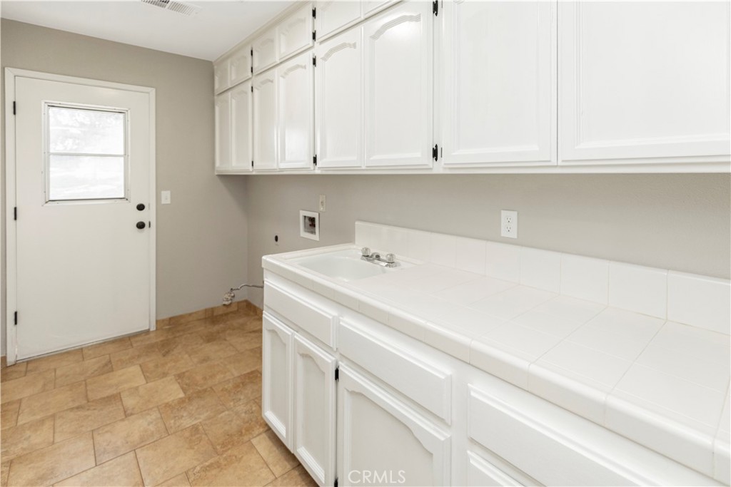 28702 Rancho Avenue Madera, CA 93638 - Photo 14 of 34 a view of cabinets and window