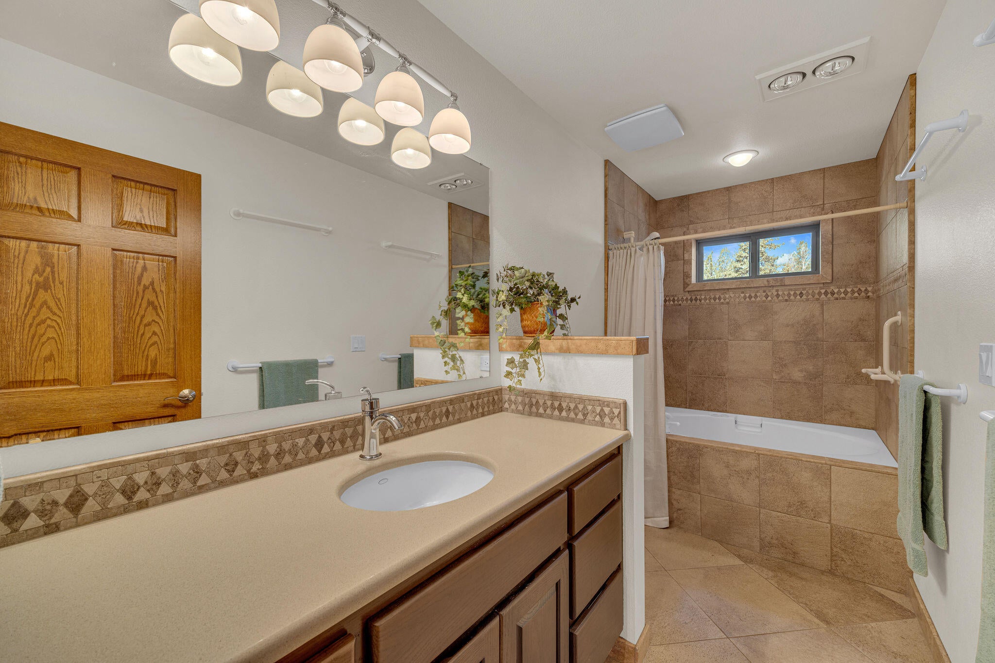 60142 West Ridgeview Drive Bend, OR 97702 - Photo 35 of 49 Guest Bath