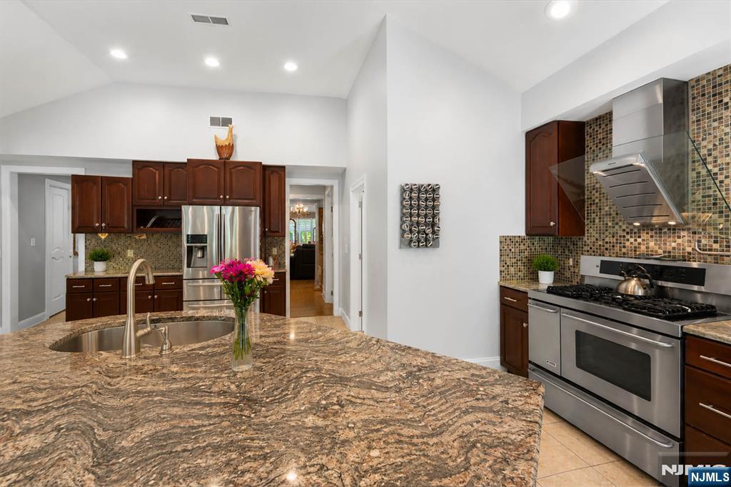 290 Dunkerhook Road Paramus, NJ 07652 - Photo 13 of 50