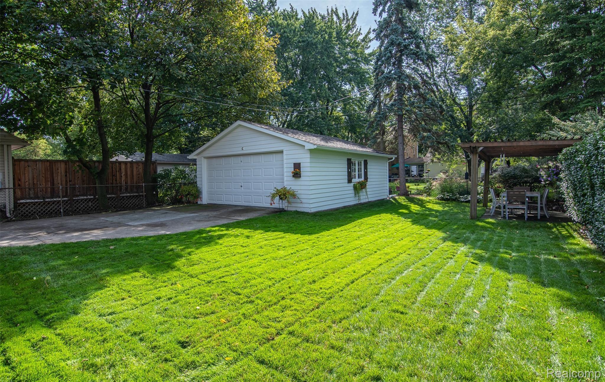 2023 Rosemont Road Berkley, MI 48072 - Photo 40 of 43 Great yard for relaxing or entertaining!