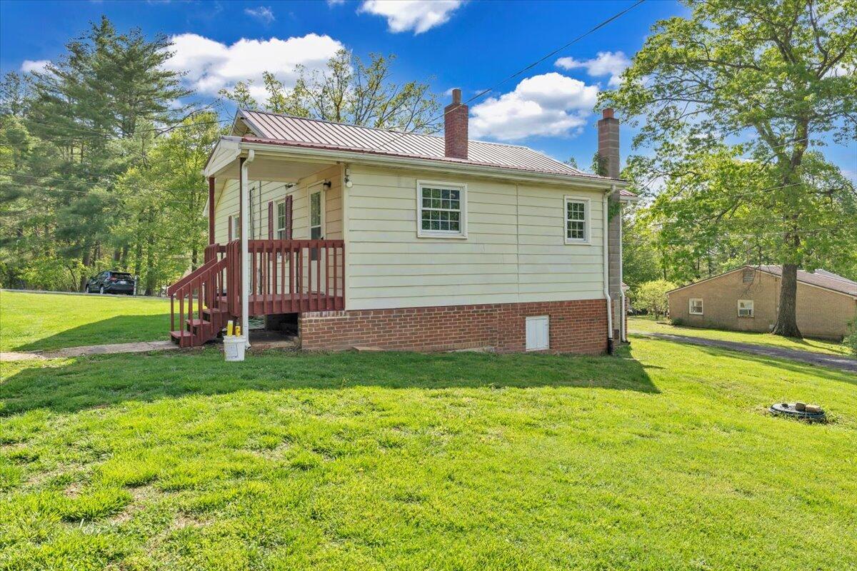 1054 Martin McNeil Road Salem, VA 24153 - Photo 28 of 32 27-MIB02724