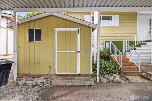 a view of a house with backyard