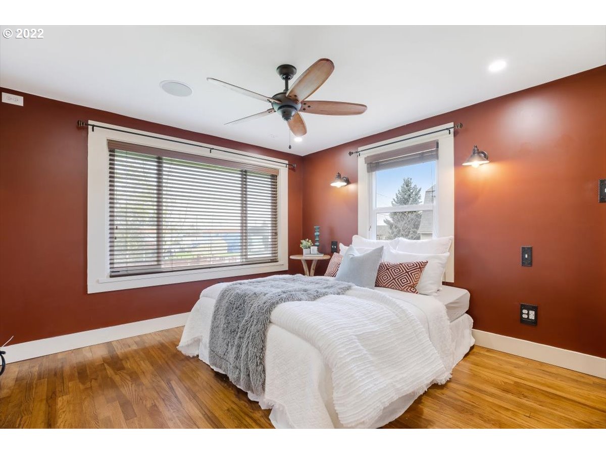123 Shirley Street Molalla, OR 97038 - Photo 18 of 32 a bedroom with a bed and a large window
