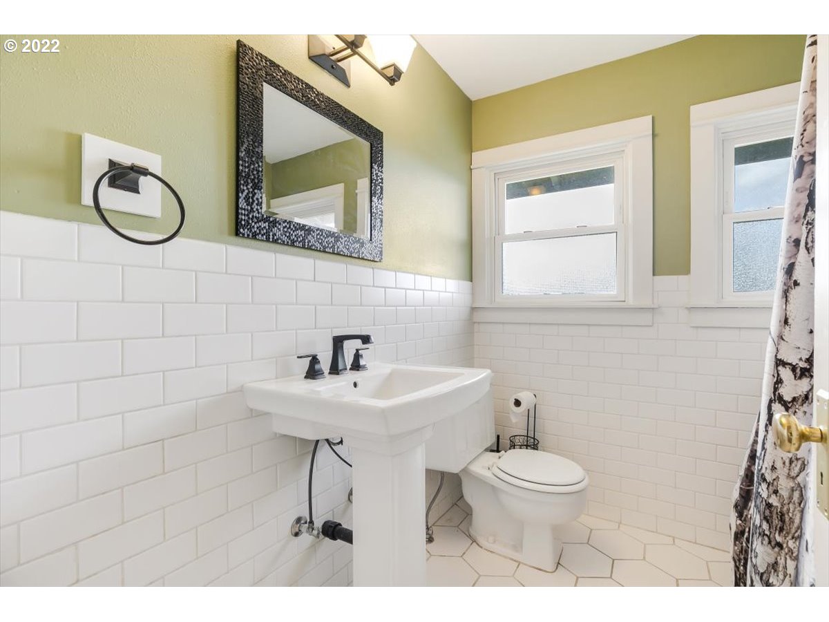 123 Shirley Street Molalla, OR 97038 - Photo 25 of 32 a bathroom with a toilet sink and mirror
