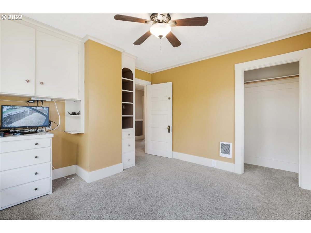 123 Shirley Street Molalla, OR 97038 - Photo 28 of 32 a view of an empty room with cabinet and a ceiling fan