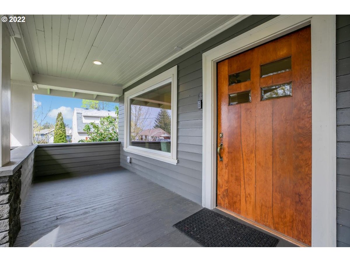 123 Shirley Street Molalla, OR 97038 - Photo 4 of 32 a view of livingroom with furniture and windows
