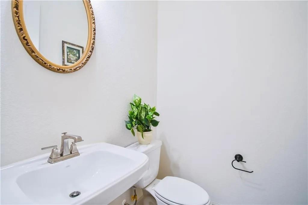 1402 French Violet Way Arlington, TX 76005 - Photo 15 of 29 a bathroom with a sink mirror and toilet