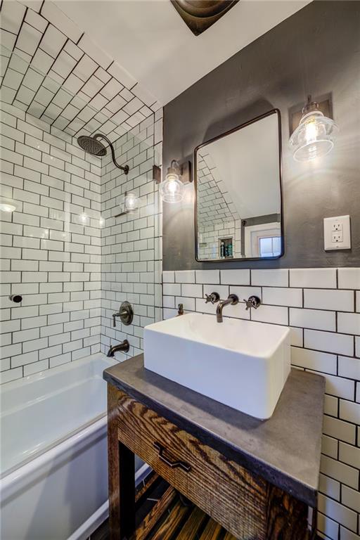 5380 Highgrove Road Pittsburgh, PA 15234 - Photo 12 of 22 Gallery Image 12