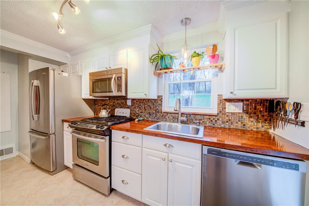 5380 Highgrove Road Pittsburgh, PA 15234 - Photo 4 of 22 Gallery Image 4