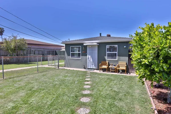 a view of a house with backyard