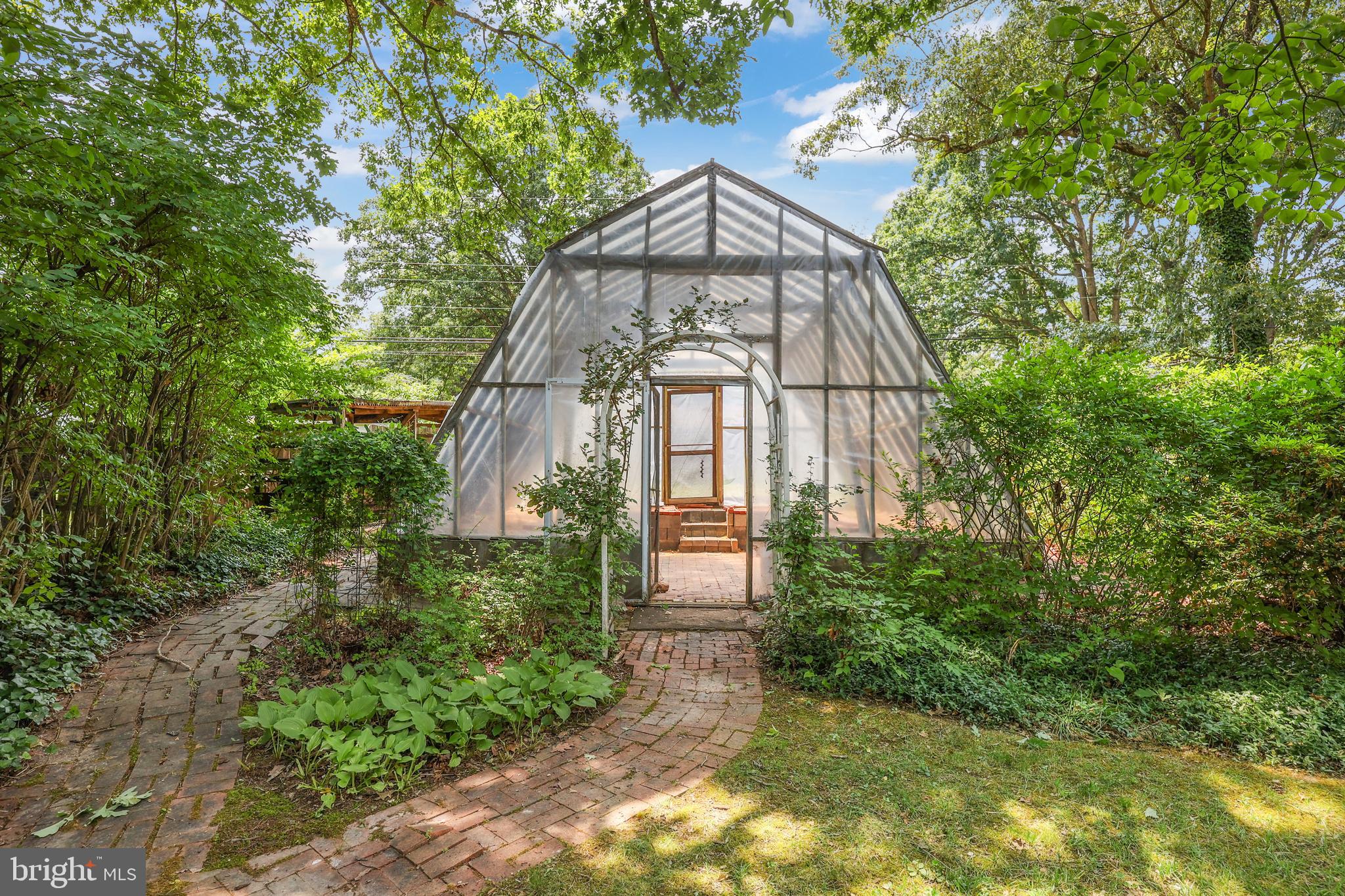 33 Pendleton Road Fredericksburg, VA 22405 - Photo 37 of 45 Look at this greenhouse!