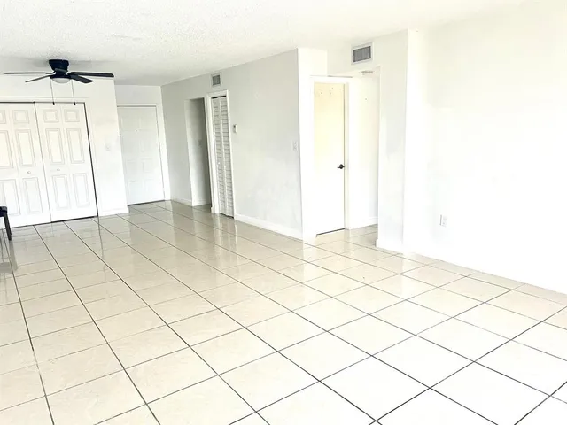 $1,950 | 7000 Northwest 186th Street, Unit 4325, Hialeah, FL 33015