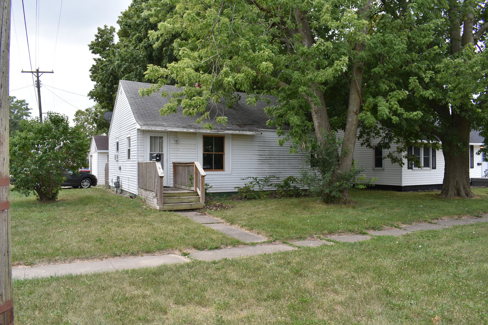 a view of a house with a backyard
