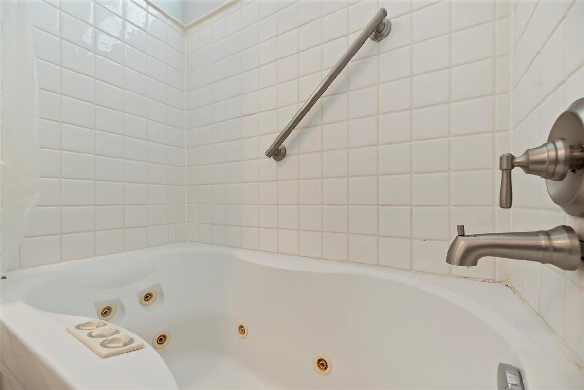 3982 Eastgate N Road Palm Springs, CA 92262 - Photo 28 of 55 a bathroom with a tub