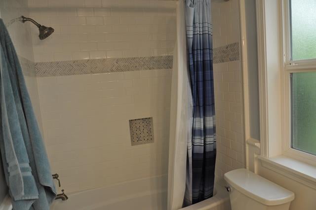 723 Southwest Larch Road Grants Pass, OR 97526 - Photo 15 of 29 hall bath
