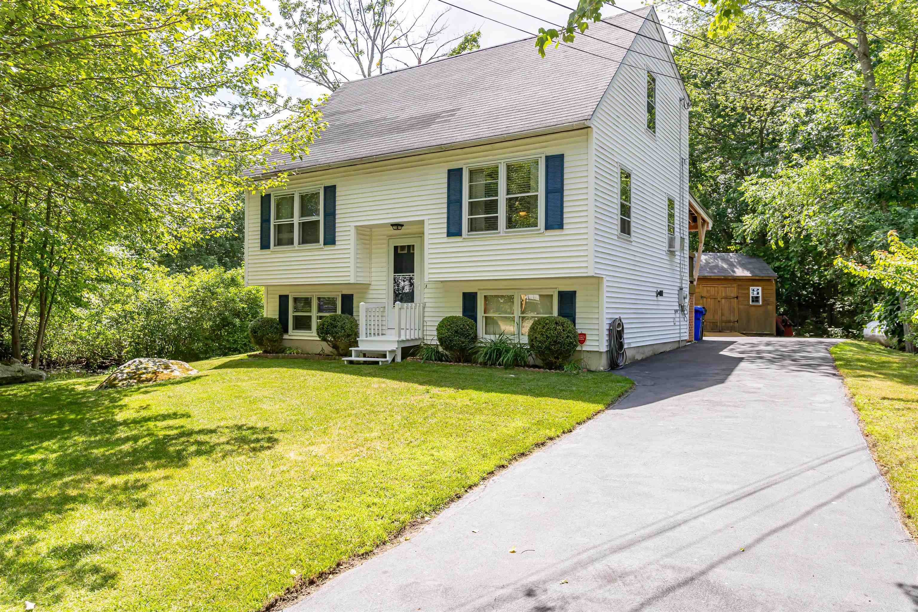 112 Morse Road Manchester, NH 03104 - Photo 2 of 34