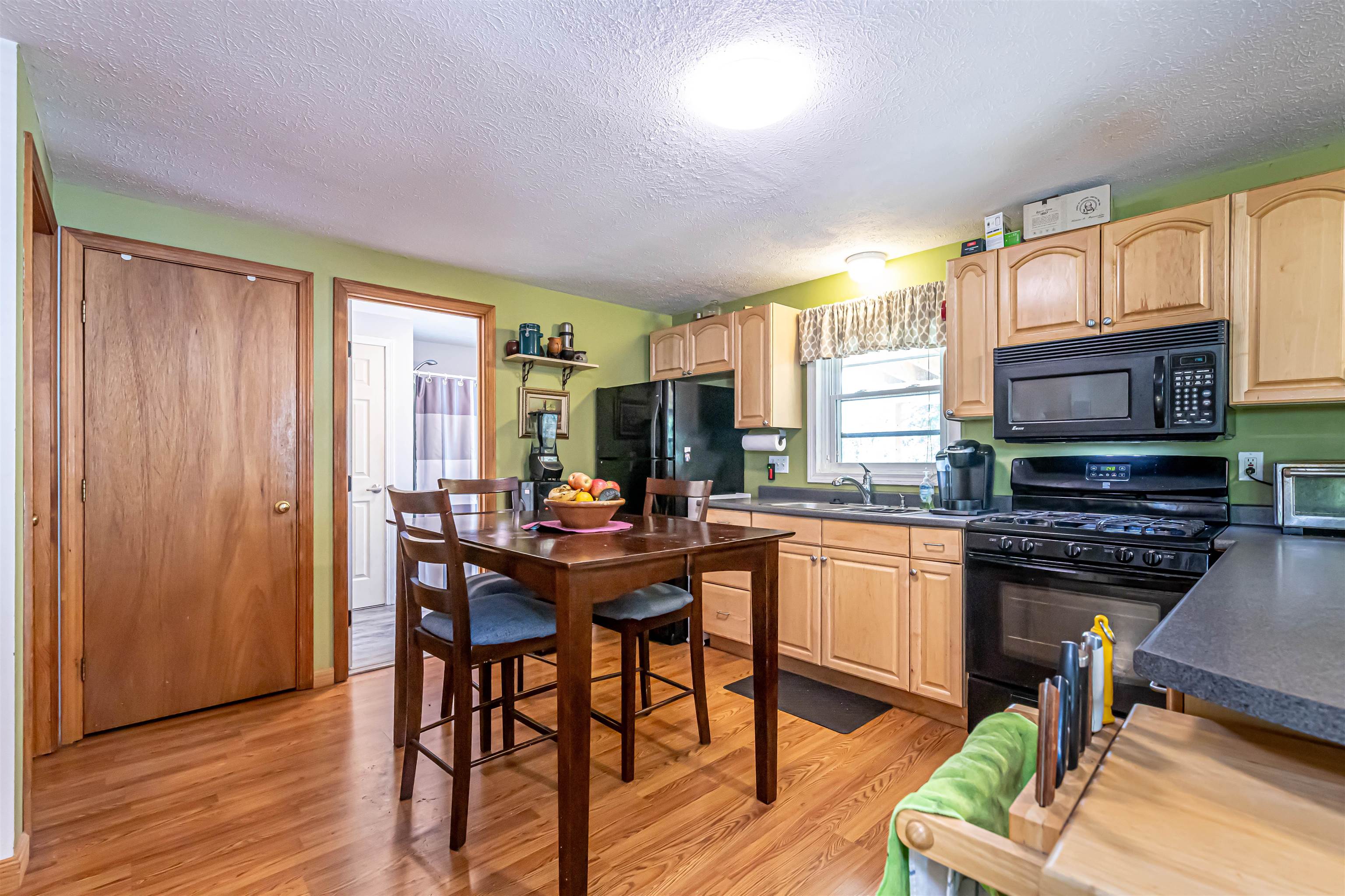 112 Morse Road Manchester, NH 03104 - Photo 3 of 34